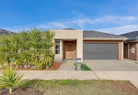 52 Azadi Crescent Strathtulloh VIC 3338