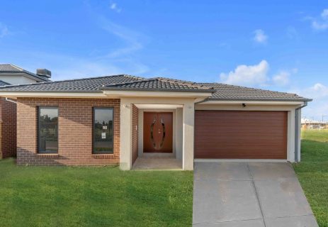 2/102 Renaissance Drive Strathtulloh VIC 3338